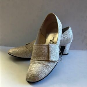 Mod silver 60’s silver metallic pumps size 7 vintage side buckle & loops